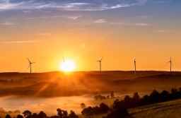 Energie Windräder Sonnenuntergabg.jpg