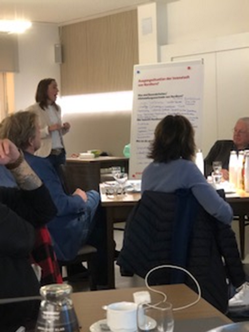 Strategieworkshop November 2021 - In einem ersten Strategieworkshop am 11. November 2021 im InSide-Hotel diskutierten rund 20 Innenstadtvertreter*innen gemeinsam mit Bürgermeister Thomas Berling, Stadtbaurat Thimo Weitemeier und dem Team der Wirtschaftsförderung die aktuelle Situation der Innenstadt, künftige Chancen und mögliche Zielvorstellungen. Unter der Moderation des Stadtplanungsbüros Stadt+Handel und aufgeteilt in mehrere Arbeitsgruppen verständigten sich die Teilnehmenden auf die Ausgangssituation sowie die Entwicklung eines Zukunftsbildes für die Nebenlagen der Nordhorner Innenstadt.